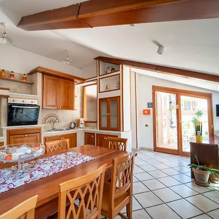 Appartamento Casa Raffaela With Terrace By Wonderful Italy